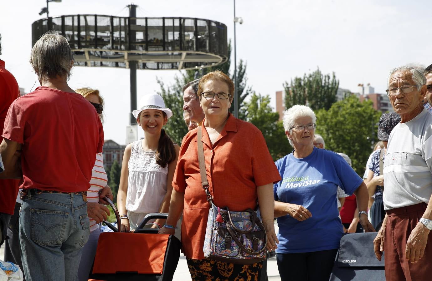 Reparto de leche en la Plaza del Milenio (Valladolid)