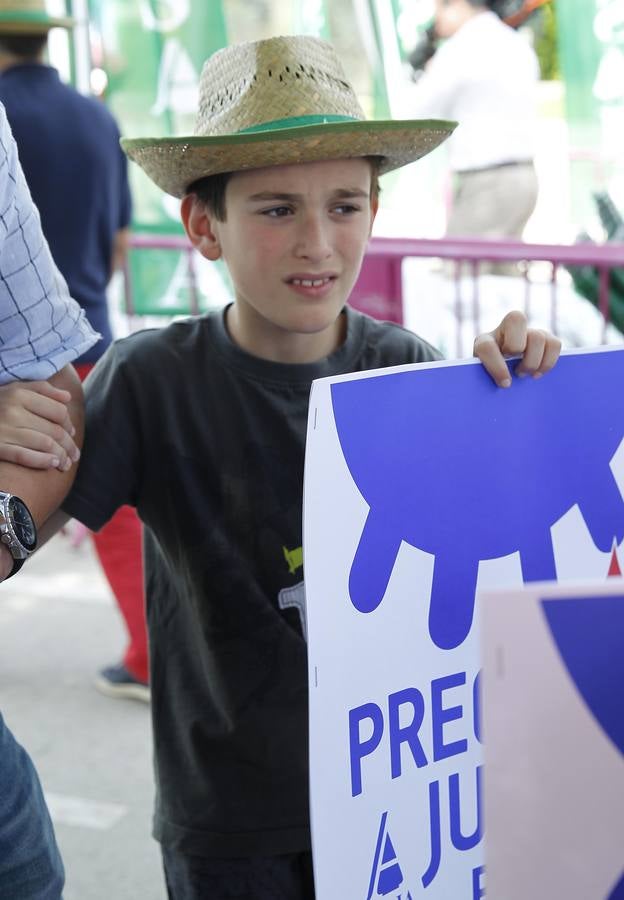 Reparto de leche en la Plaza del Milenio (Valladolid)