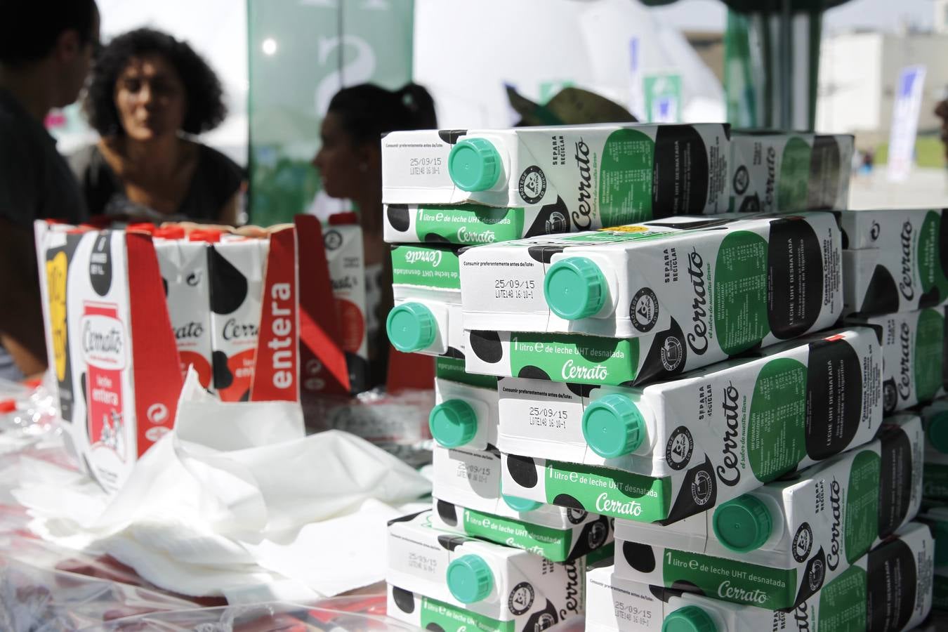 Reparto de leche en la Plaza del Milenio (Valladolid)