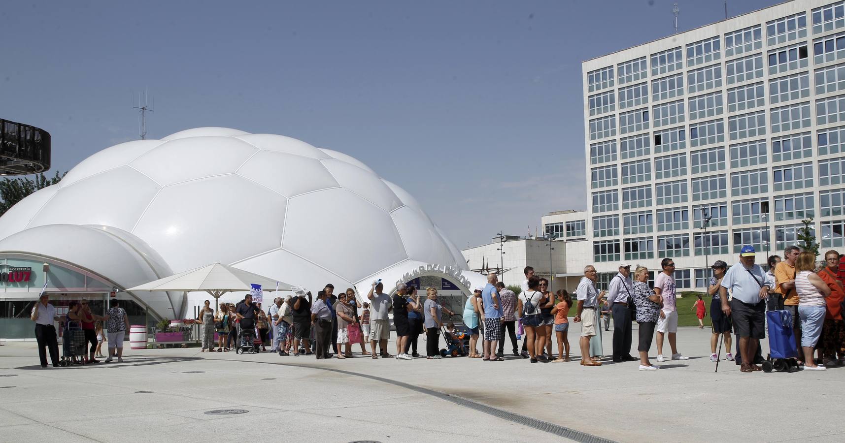Reparto de leche en la Plaza del Milenio (Valladolid)
