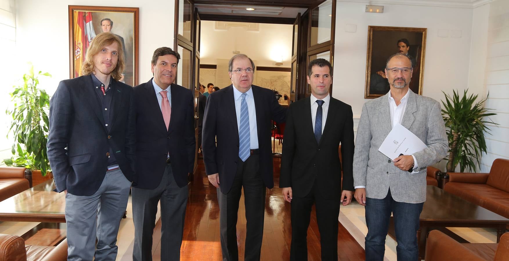 Junta, PSOE, Podemos y Ciudadanos firman un acuerdo sobre temas de la Comunidad