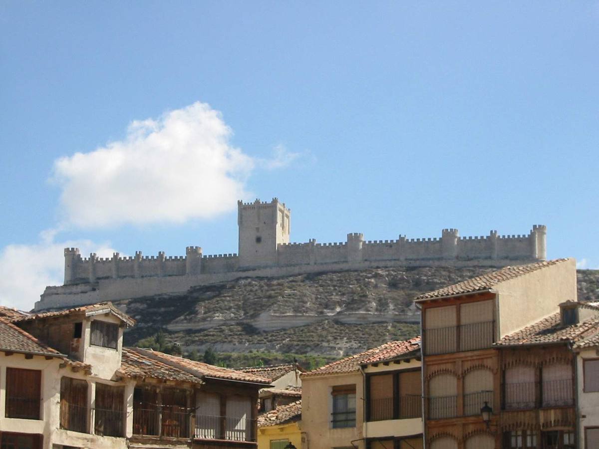 Castillo de Peñafiel (Valladolid). Se alza sobre una loma estrecha y larga que le proporciona la característica de tener la forma de una nave. Fue declarado Monumento Nacional el 1 de junio de 1917. Es propiedad del Ayuntamiento de Peñafiel. En la actualidad alberga el Museo Provincial del Vino.