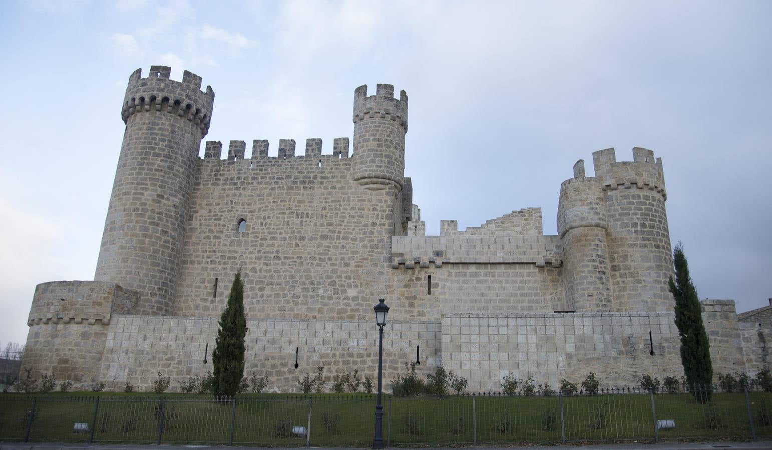 Castillo de Olmillos de Sasamón (Burgos). Pequeña fortaleza construida en la segunda mitad del siglo XV. Ha sido conocido tradicionalmente como castillo de los Cartagena, por haber pertenecido originariamente a esta familia. En 2003, la pequeña fortaleza fue adquirida por Jusef Nasser Eddin y continuó las obras de rehabilitación y adaptación del castillo para uso hostelero. Después de dos años de restauración y con un proyecto que rondaba los tres millones de euros, se inauguró en la primavera de 2005.