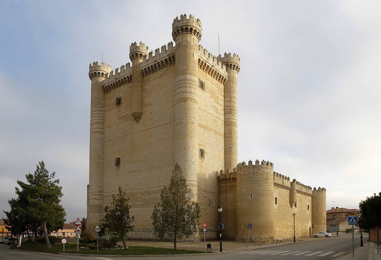 Castillo de Fuensaldaña (Valladolid). Fue construido en el siglo XV por la familia Vivero, nobles de origen gallego, como residencia señorial siguiendo el modelo de castillo llamado escuela de Valladolid. En 1983 el castillo fue restaurado por la Diputación Provincial de Valladolid para convertirlo en parador turístico, uso que no llegó a tener, al ser cedido para la sede de las Cortes de Castilla y León, previa transformación y adaptación de su interior a las necesidades de sus nuevos ocupantes.