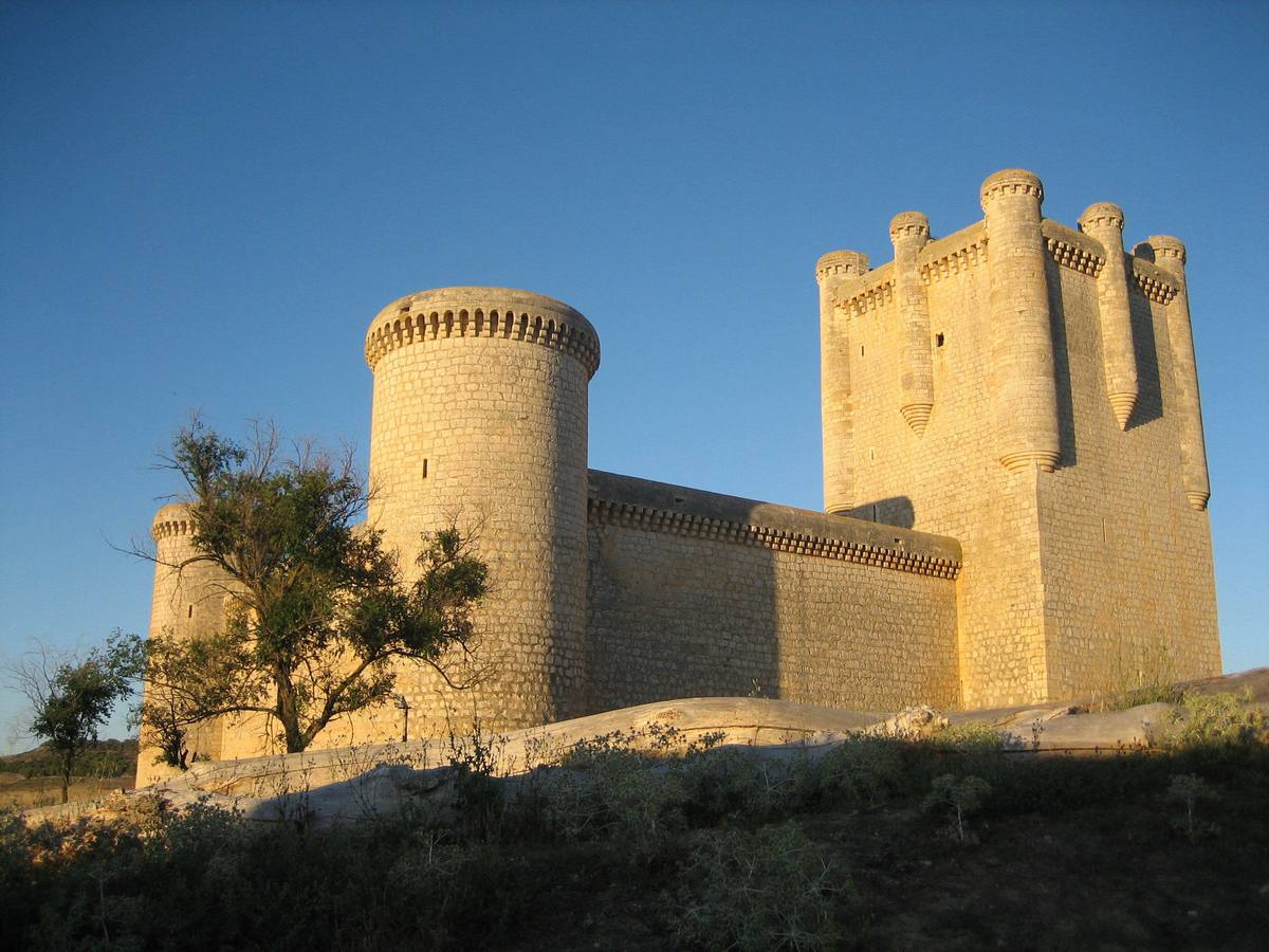 Castillo de Torrelobatón (Valladolid). Es uno de los castillos de Castilla y León mejor conservados. Tuvo un papel importante en la Guerra de las Comunidades de Castilla, al ser escenario de una gran victoria de los comuneros, al vencer estos tras ocho días de asedio a la fortaleza en febrero de 1521. También se rodaron aquí algunas escenas de la película 'El Cid' de Charlton Heston.