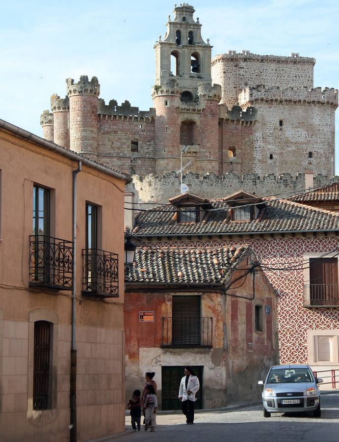 Castillo de Turégano (segovia). Data de tiempos celtíberos. Una de las peculiaridades de este castillo, es que la Iglesia de San Miguel se encuentra integrada en su construcción.