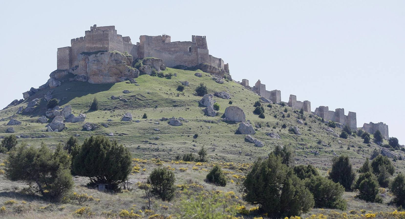 Castillo de Gormaz (Soria). Es una fortaleza de origen musulmán cuya construcción comenzó en el siglo IX, durante el Califato de Córdoba sobre los restos de un anterior castillo de origen cristiano o musulmán.