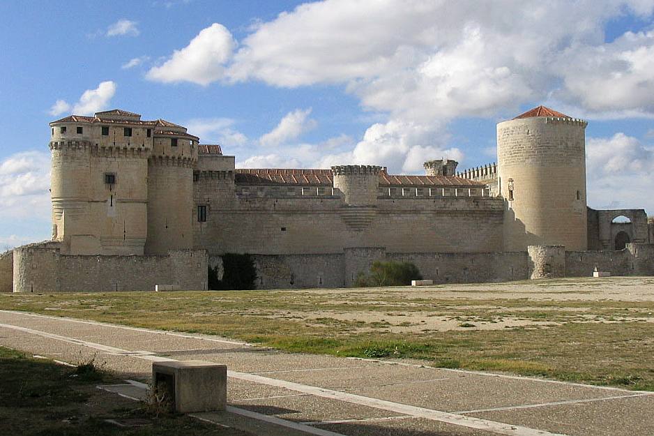 Castillo de Cuéllar (Segovia). También conocido como Castillo de los Duques de Alburquerque es el monumento más emblemático de la villa de Cuéllar. En la actualidad alberga  un instituto de Educación Secundaria Obligatoria.