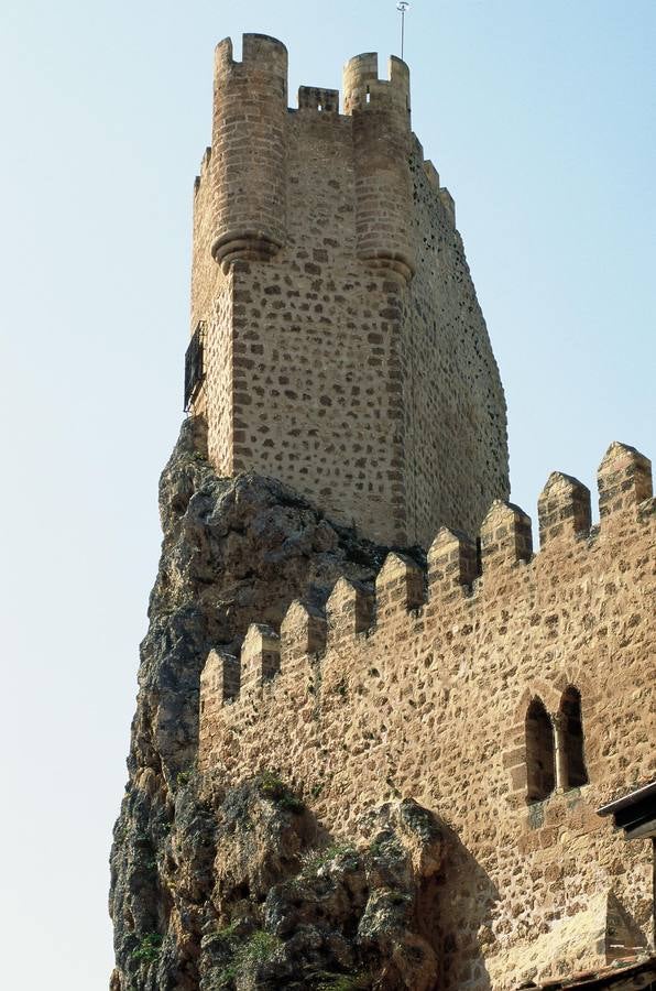 Castillo de Frías (Burgos). Se ubica sobre el peñasco de La Muela, en torno al cual se desarrolla el entramado urbano de la ciudad de Frías. Desde su privilegiada situación controla el valle de Tobalina y el paso del río Ebro mediante el puente.