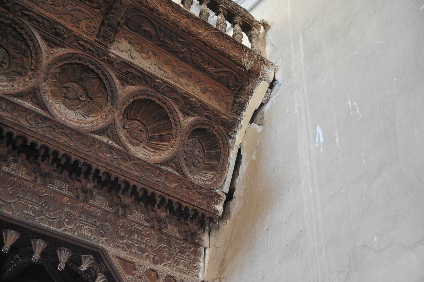 La carcoma se ceba con el artesonado y la torre de la iglesia de Alaejos