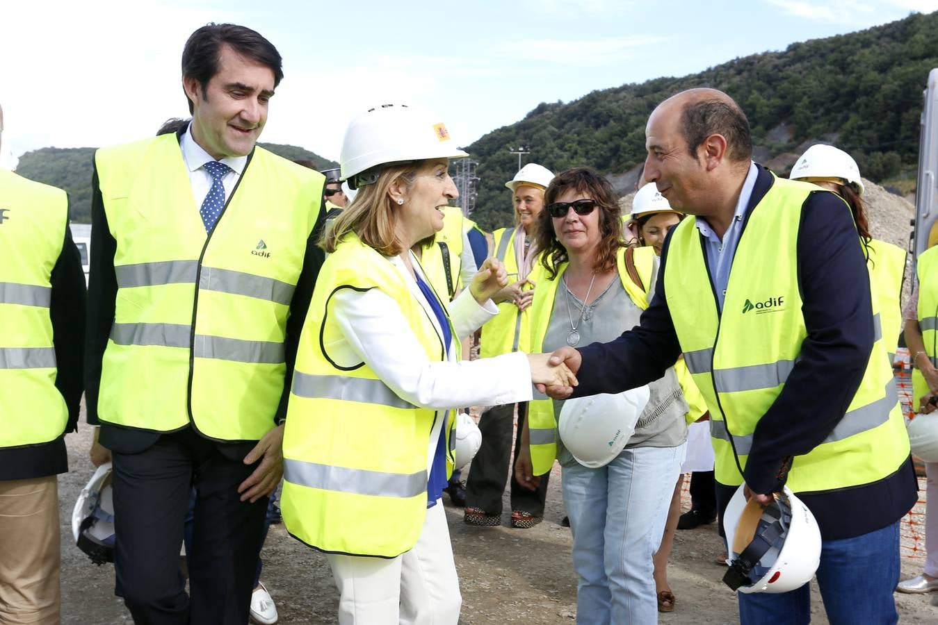 La ministra de Fomento, Ana Pastor, visitó las obras de la variante de Pajares en la línea de alta velocidad a su paso por Pola de Gordón (León).