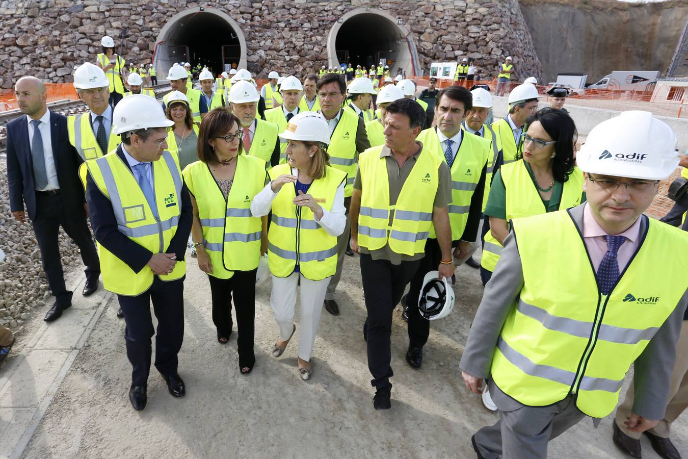 La ministra de Fomento, Ana Pastor, visitó las obras de la variante de Pajares en la línea de alta velocidad a su paso por Pola de Gordón (León).