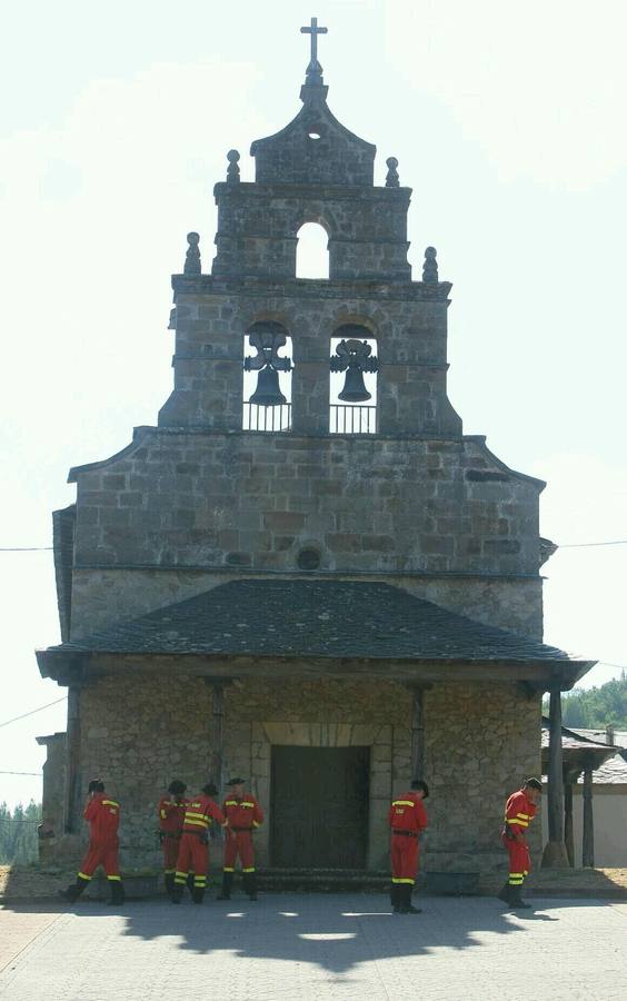 Incendio en la localidad de Vega de Espinareda (León)