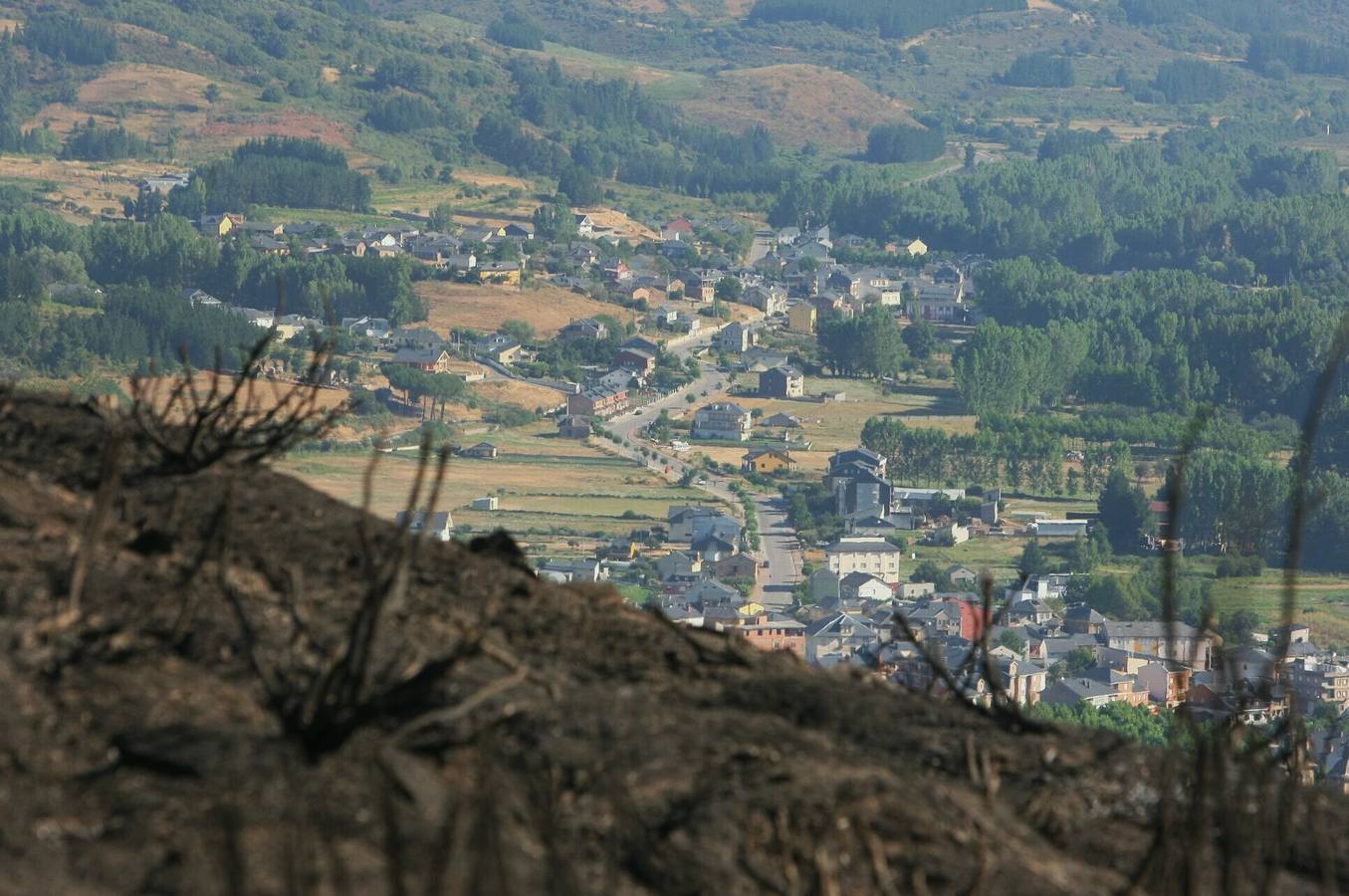 Incendio en la localidad de Vega de Espinareda (León)