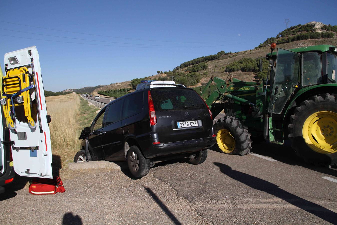 Dos personas heridas en un accidente entre un turismo y un tractor en el término de Peñafiel