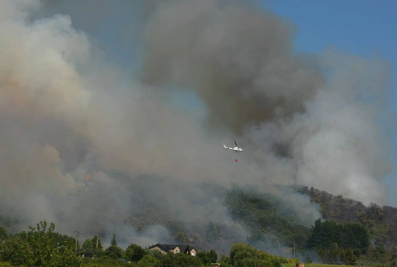 Medios aéreos trabajan en la extinción de un incendio en San Andrés de Montejos