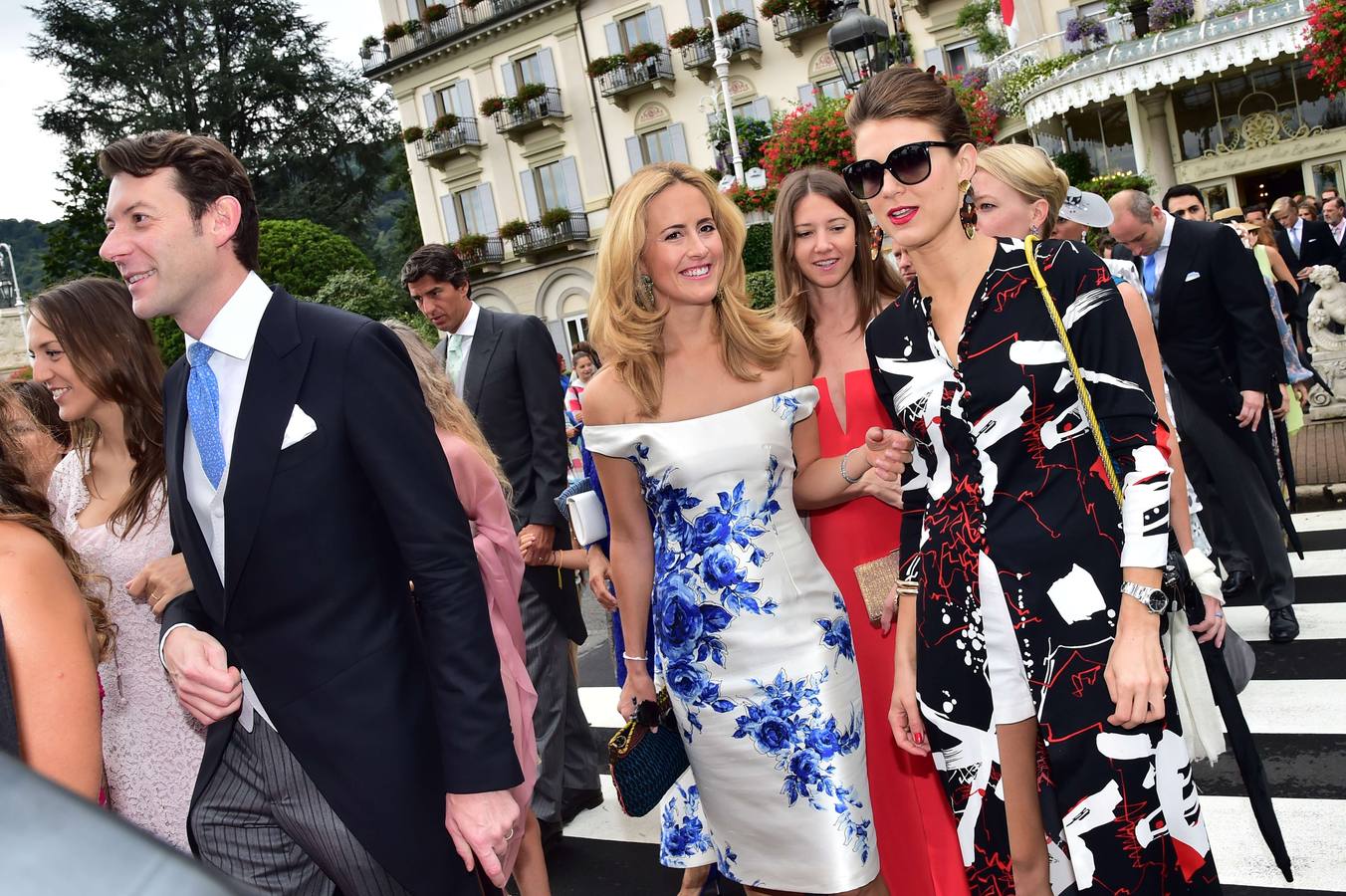 Los invitados salen del hotel para la ceremonia religiosa.