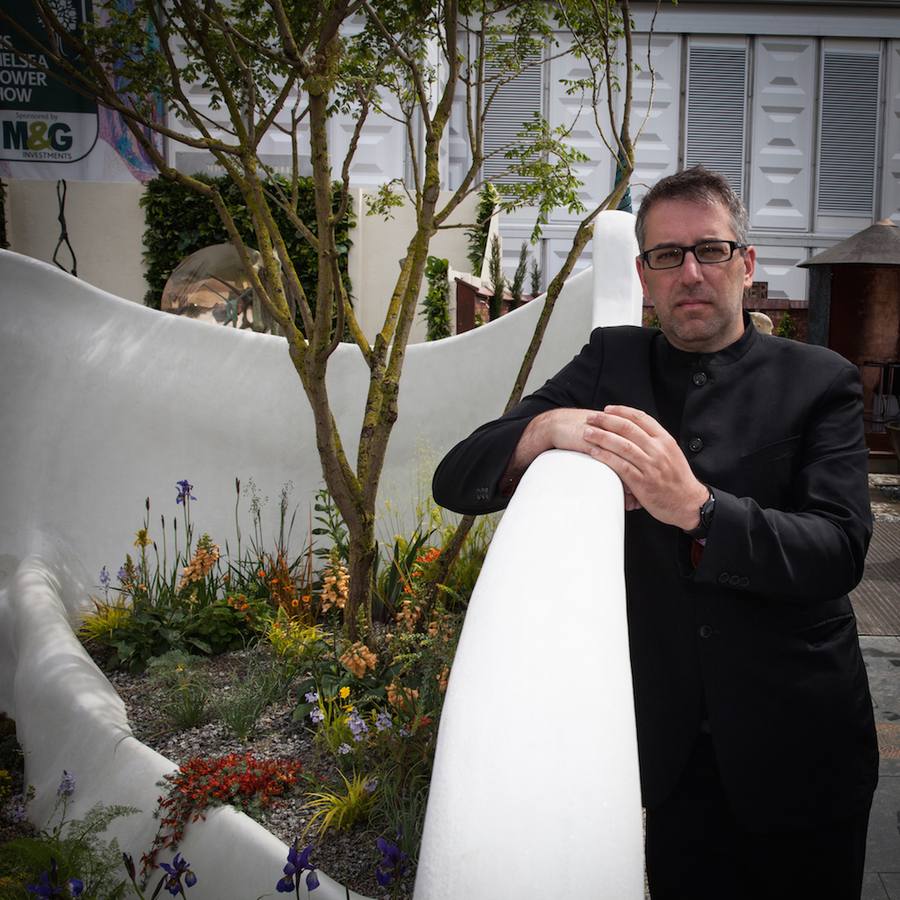 Fernando González posa en su jardín.