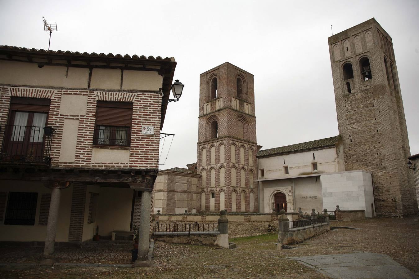 Arévalo (Ávila). Situada en la lengua que forman los ríos Arevalillo y Adaja, unidos bajo el Castillo, es una importante muestra del mudéjar abulense. Lugar que ha visto pasar diferentes culturas: cristiana, musulmana y hebrea, siendo así una de las juderías más importantes de Castilla.