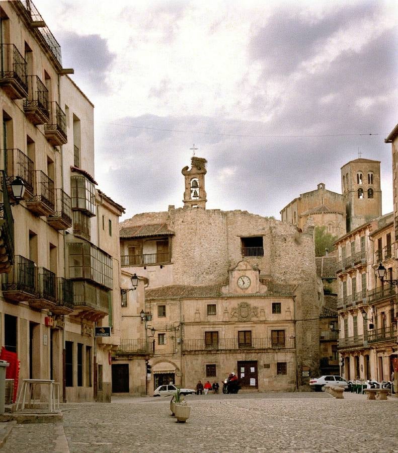 Sepúlveda (Segovia). La Villa medieval de Sepúlveda fue en su día, la 'Villa de las Siete Puertas', por las que daba paso entre su muralla fortificada y castillo. Entre sus riquezas destaca la antigua cárcel, actualmente parte de la oficina de turismo, situada en la Iglesia de los Santos Justo y Pastor, frente al Ayuntamiento, y a pocos metros la Plaza de España, núcleo de la Villa, en cuyos laterales se aprecian los torreones del castillo.