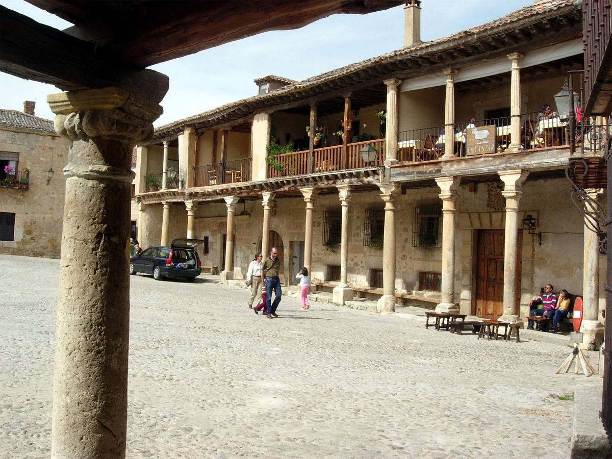 Pedraza (Segovia). Su época de mayor esplendor se dio en los siglos XVI y XVII siglos de que datan la mayoría de las casas y palacetes que embellecen el interior de la Villa y hacen tan hermoso su caminar, aún de empedrado medieval. Su gran esplendor se debe a la lana merina y excelentes tejidos, capaces de competir con los de Flandes.