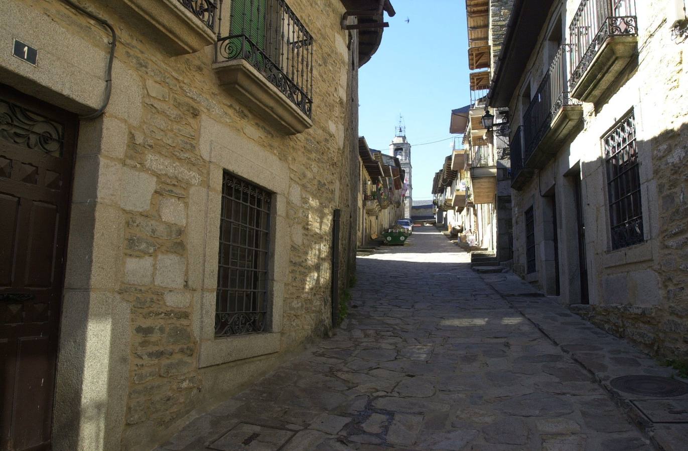 Puebla de Sanabria (Zamora). Lugar estratégico, de unión entre Castilla y Galicia. Pueblo cercano al Lago de Sanabria, el mayor de origen glaciar de España. En el siglo XII Puebla se repuebla como centro organizador del territorio circundante. En 1220 se convirtió en lugar fortificado defensa de los reinos leoneses frente a Portugal, siendo en el siglo XIII una de las más importantes plazas de armas del reino. Fueron los Condes de Benavente quienes levantaron su castillo, creciendo fuera del recinto amurallado el arrabal de San Francisco, propio de lugares donde los recintos se quedaban pequeños.