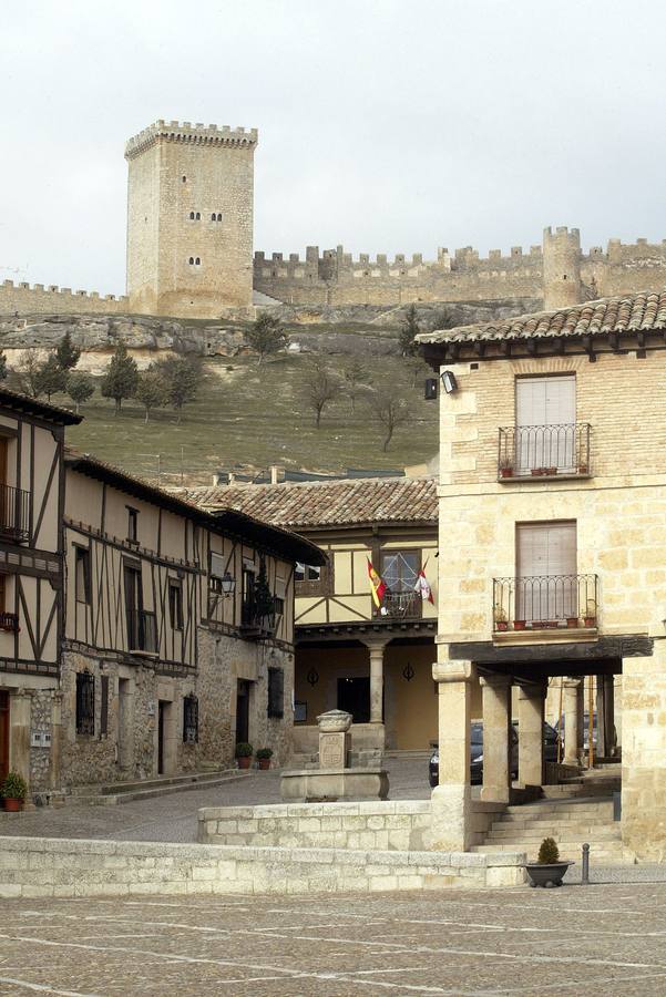 Peñaranda de Duero (Burgos). Conjunto Histórico desde 1974, su casco histórico aglutina monumentos de arquitectura popular castellana. La Plaza Mayor, o Plaza de los Duques de Peñaranda, se consolida en el siglo XVI con la construcción del Palacio y la Colegiata por parte de los Terceros Condes de Peñaranda. Destaca también el castillo en la parte más elevada del cerro.