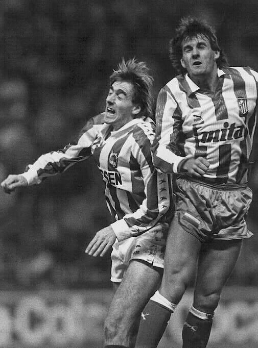 04.12.89 Lance del partido Real Madrid-Atlético de Madrid. Igoa y Patxi Ferreira saltan a cabacear un balón.