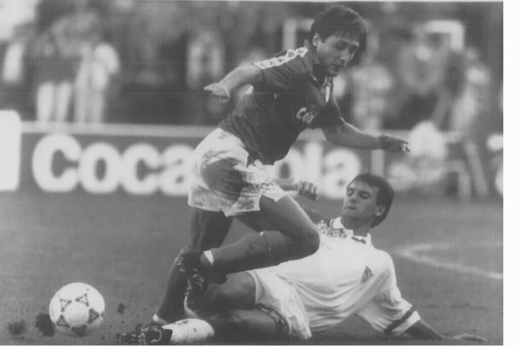 03.10.93 Patxi Ferreira corta un avance de Carlos en el encuentro entre Oviedo y Sevilla.