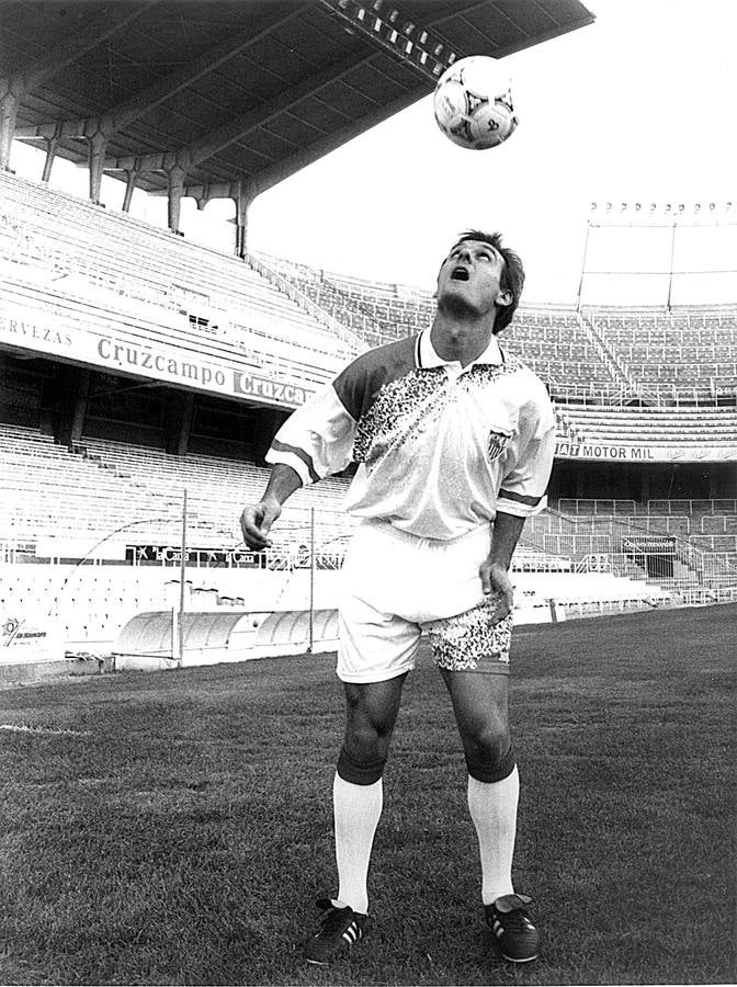 1993 El futbolista del Sevilla, Patxi Ferreira golpea el balón con la cabeza en su presentación en el equipo.