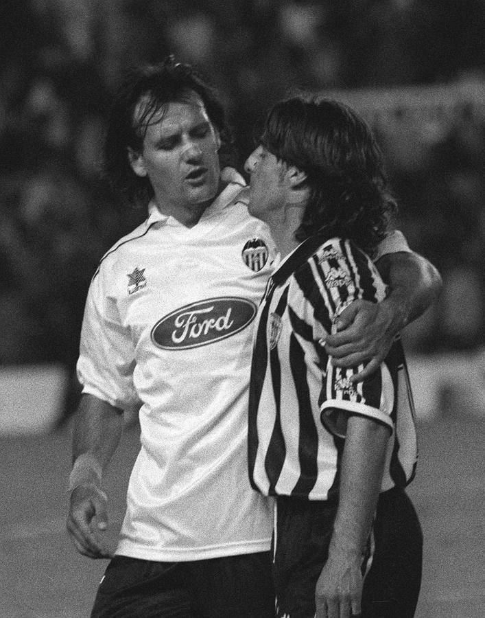 03.06.96 El futbolista del Valencia, Patxi Ferreira, abraza a Bittor Alkiza.