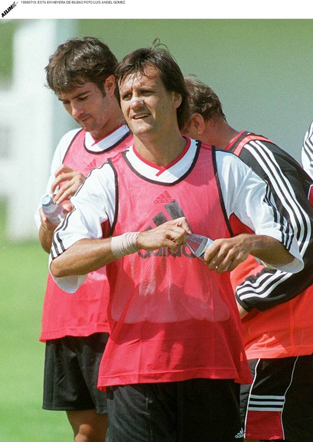19.07.99 Patxi Ferreira, en primer término, y Juanjo Valencia abriendo unos botellines durante un descanso en el primer entrenamiento de la pretemporada.