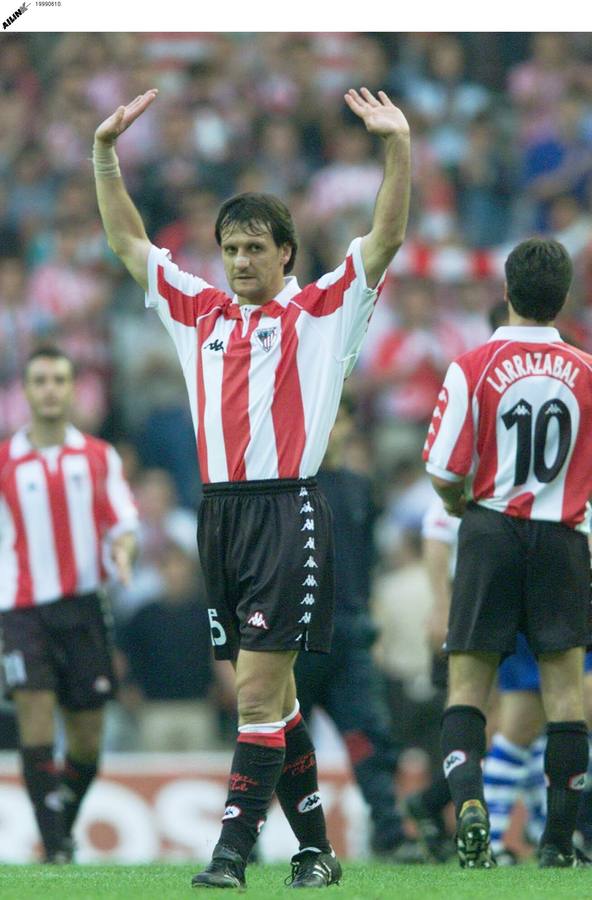 13.06.99 Patxi Ferreira saludandoa la afición de San Mamés al finalizar el último partido de la liga en el campo del Athletic.
