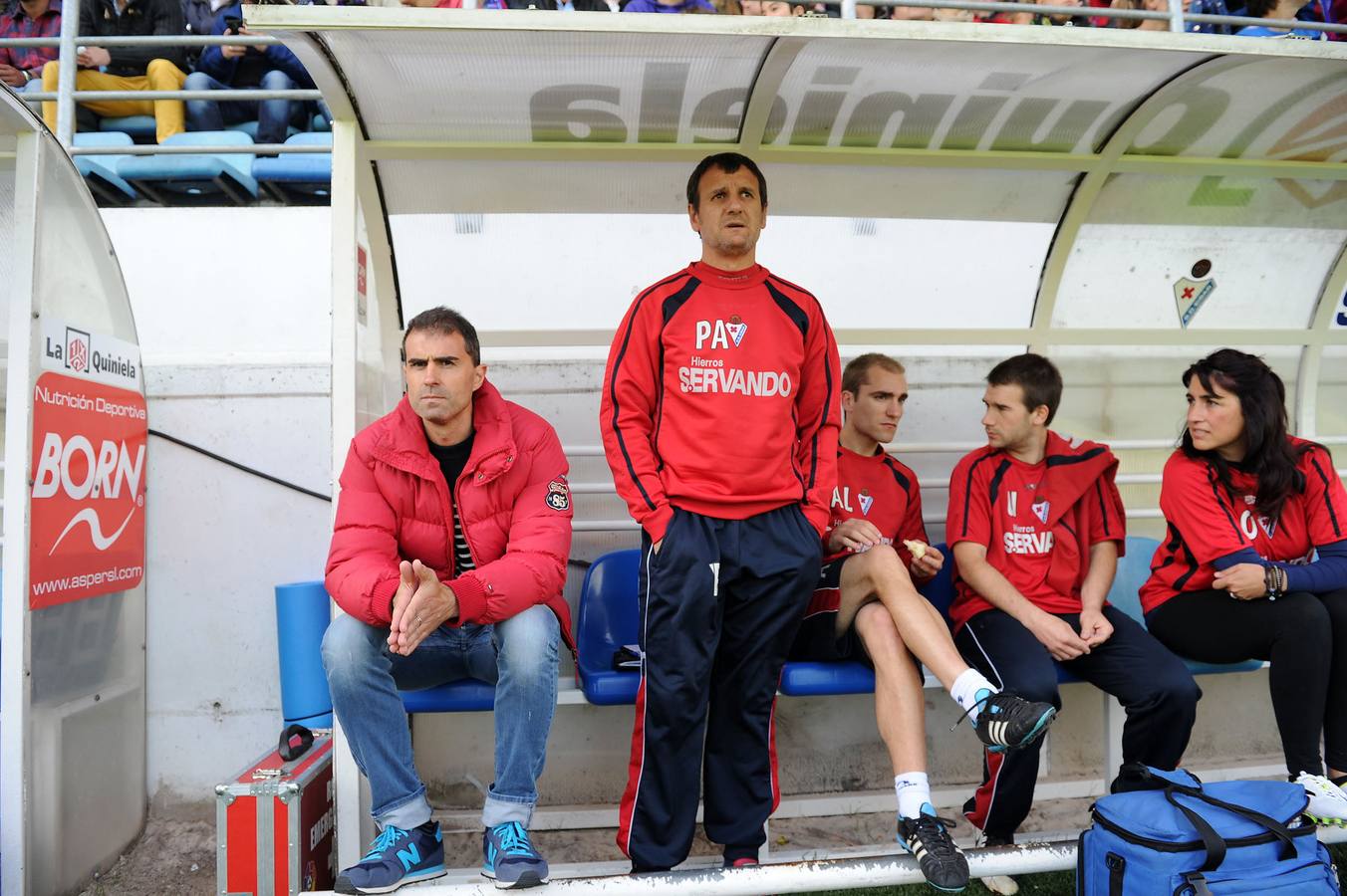27.04.14 Gaizka Garitano (i) y Patxi Ferreira, primer y segundo entrenador respectivamente del Sesdtao River,en Ipurúa en los prolegómenos de un partido de la Liga Adelante.