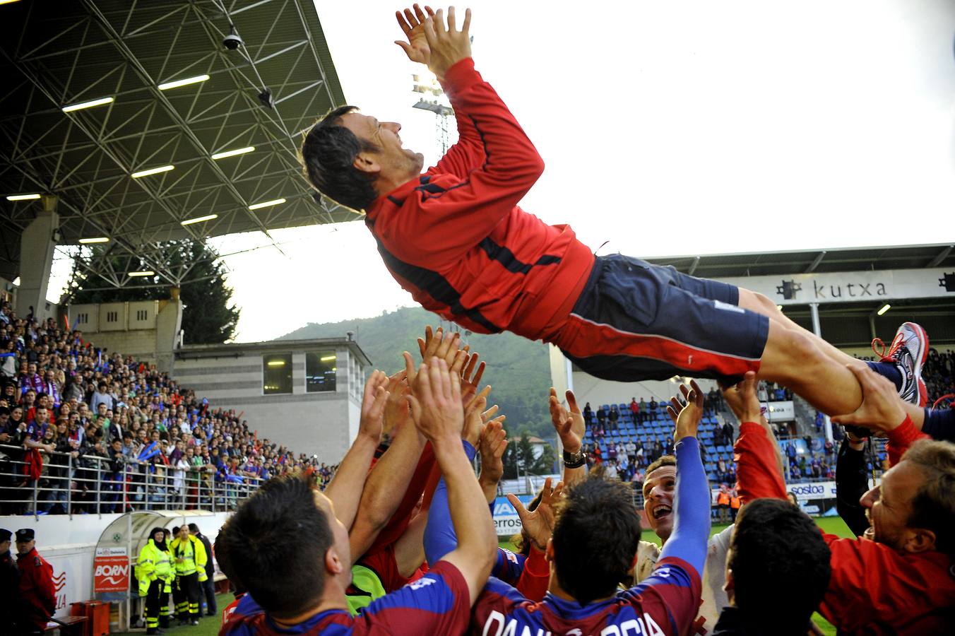 01.06.14 Ferreira, segundo entrenador de la SD Eibar, es 'manteado' por los jugadores durante la celebración del ascenso a Primera División.