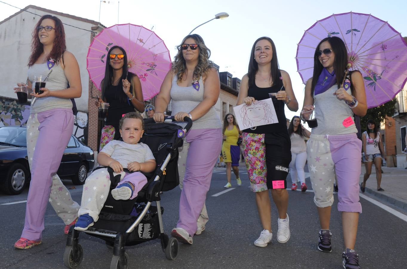 Desfile de peñas en el inicio de las fiestas de La Seca (Valladolid)