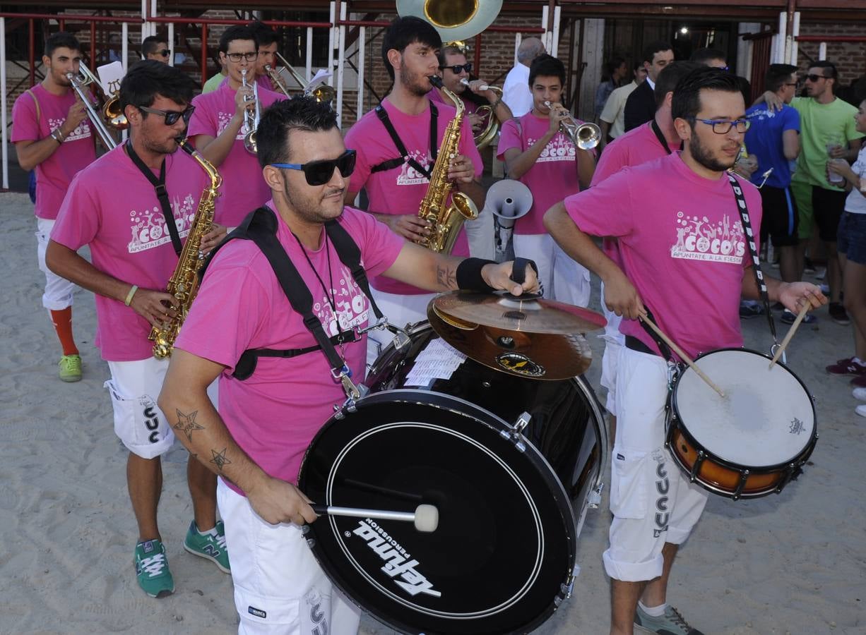 Desfile de peñas en el inicio de las fiestas de La Seca (Valladolid)