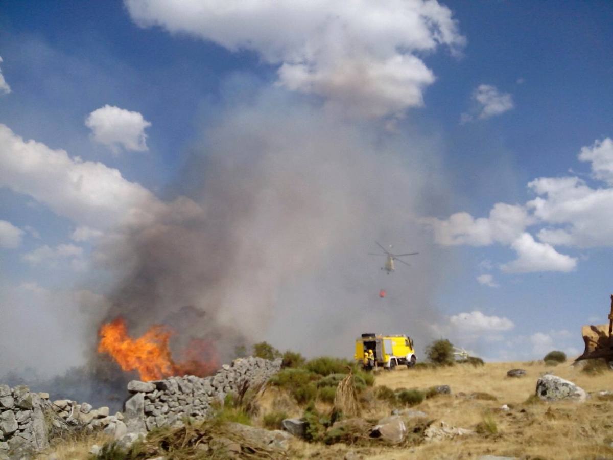 Labores de extinción del incendio declarado en Candeleda (Ávila)