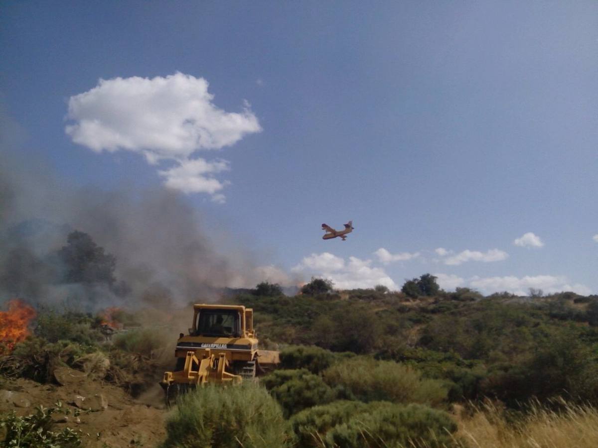 Labores de extinción del incendio declarado en Candeleda (Ávila)