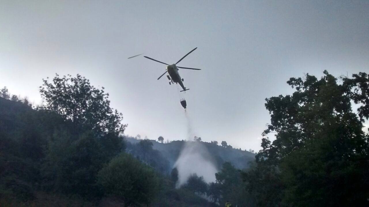 Labores de extinción del incendio declarado en Candeleda (Ávila)