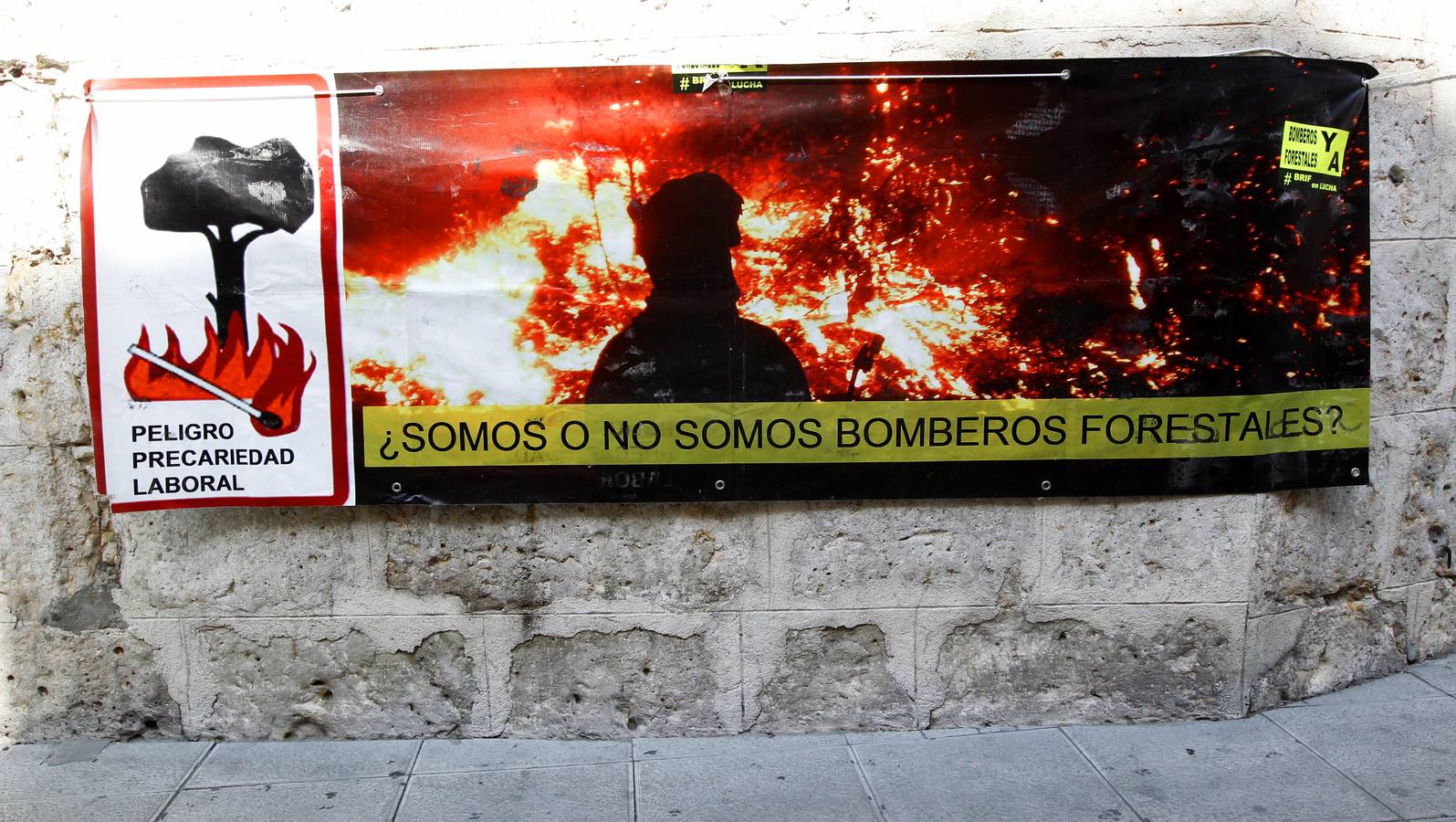 Brigadistas forestales recogen firmas en la calle Santiago de Valladolid
