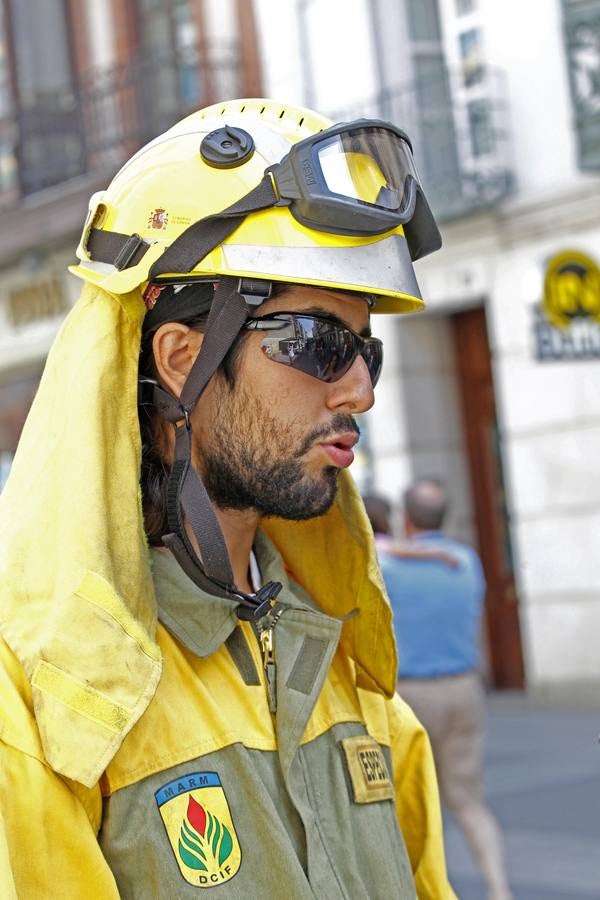 Brigadistas forestales recogen firmas en la calle Santiago de Valladolid