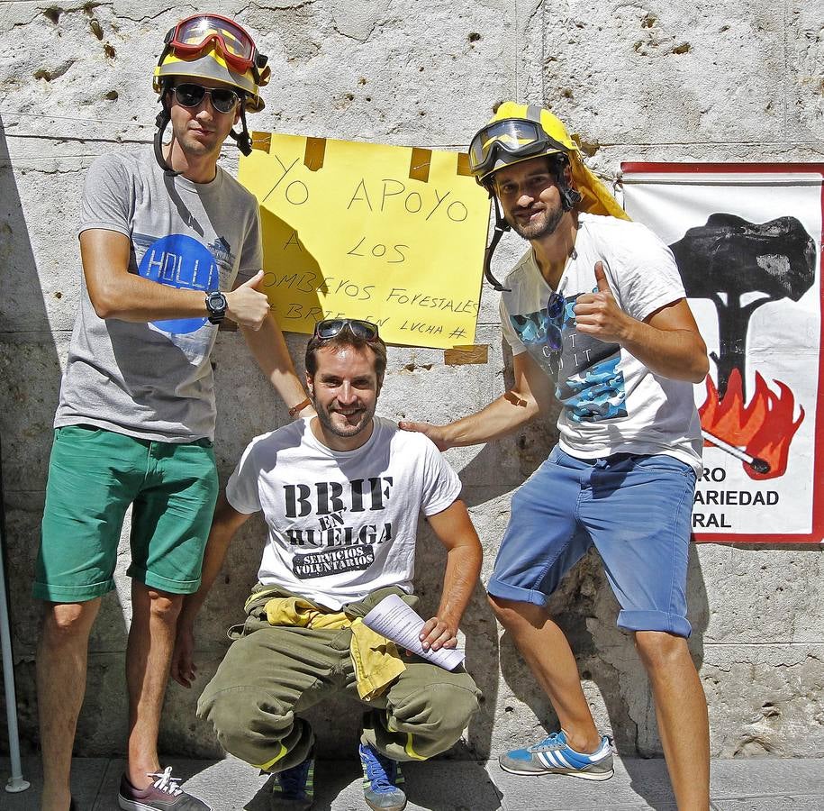 Brigadistas forestales recogen firmas en la calle Santiago de Valladolid