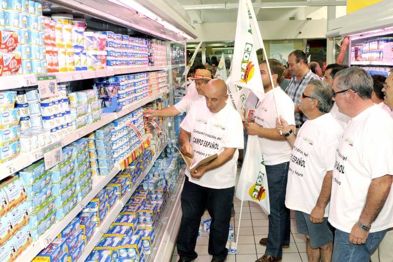 Protesta de Upa en Carrefour en contra de los lácteos franceses