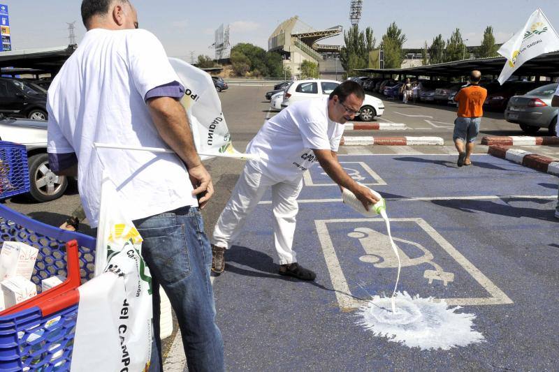 Protesta de Upa en Carrefour en contra de los lácteos franceses