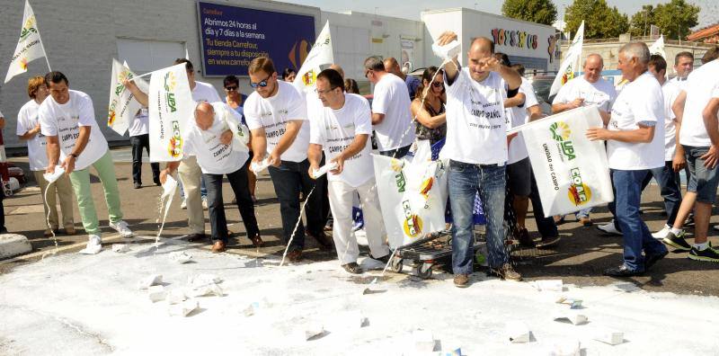 Protesta de Upa en Carrefour en contra de los lácteos franceses