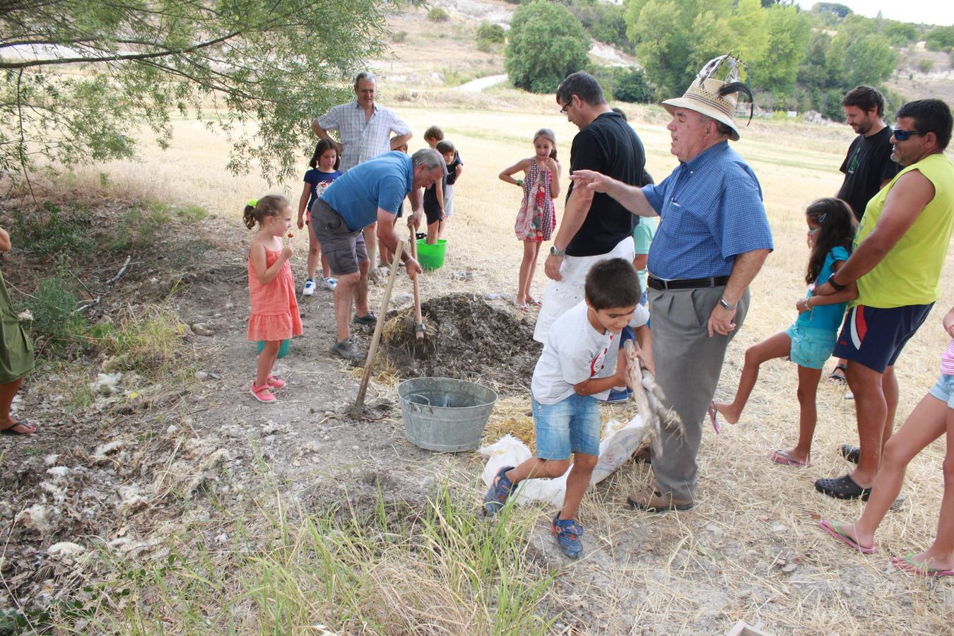 Taller de elaboración de adobes y juegos del ayer en la Semana Cultural de Cevico Navero (Palencia)