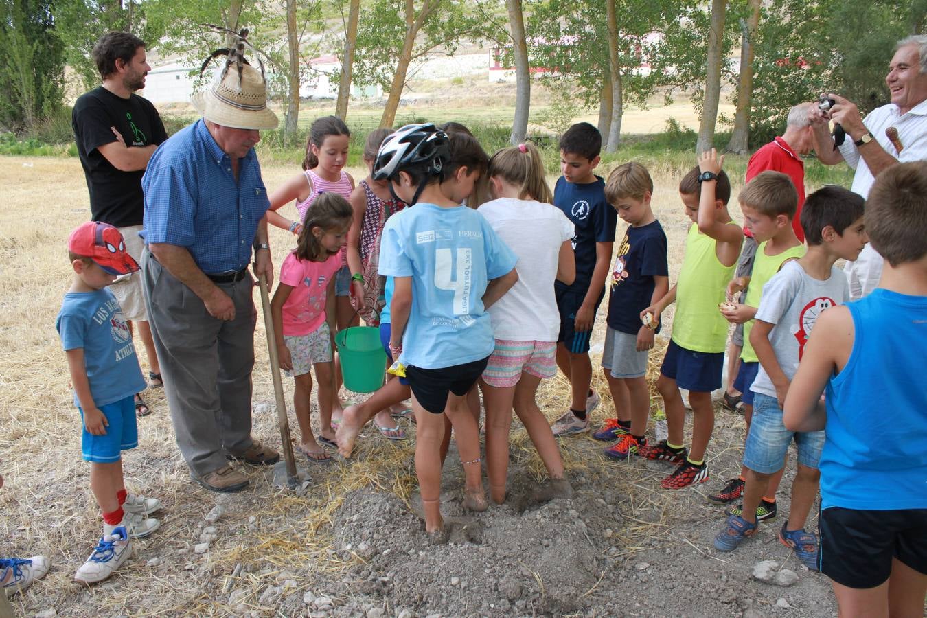 Taller de elaboración de adobes y juegos del ayer en la Semana Cultural de Cevico Navero (Palencia)