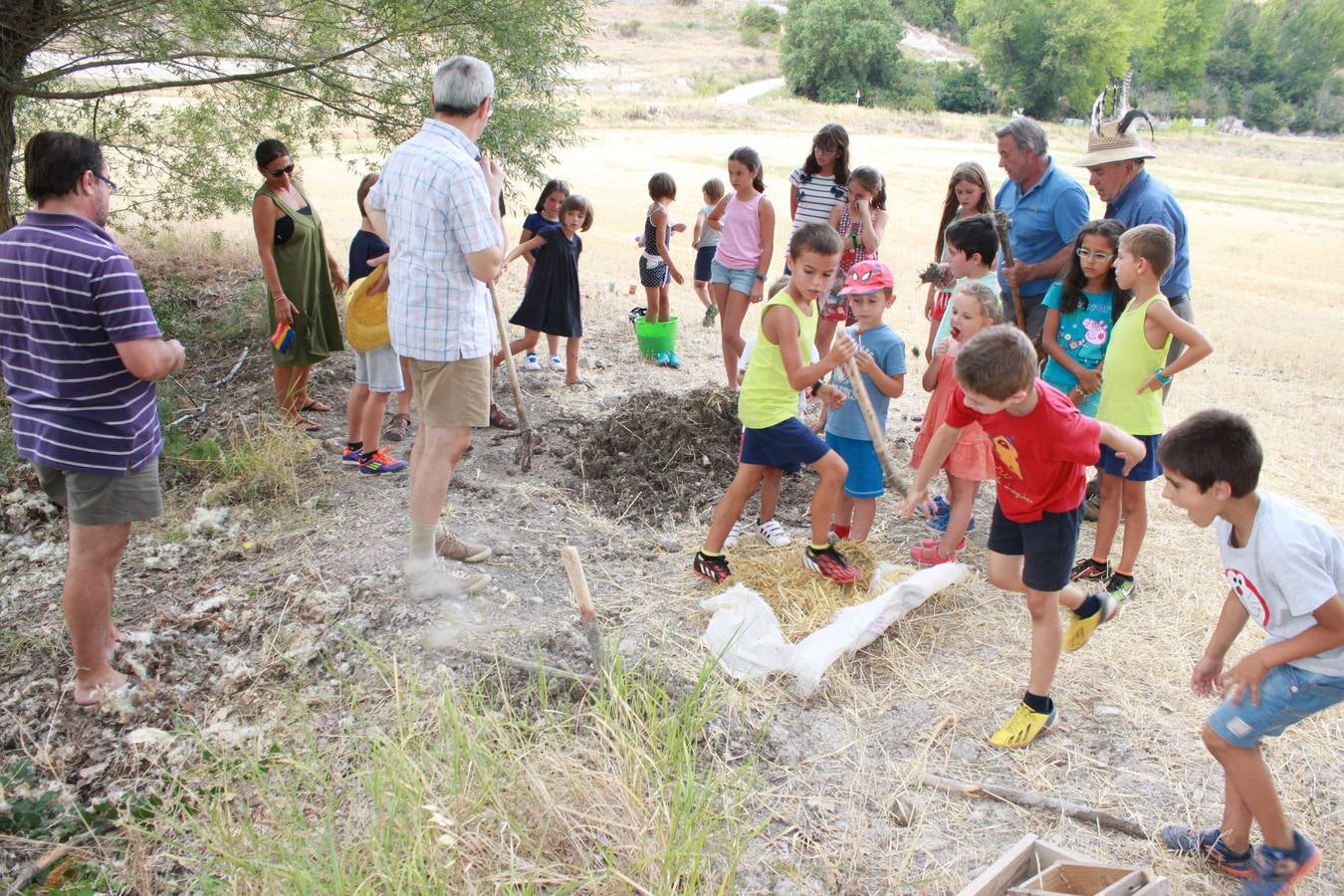 Taller de elaboración de adobes y juegos del ayer en la Semana Cultural de Cevico Navero (Palencia)