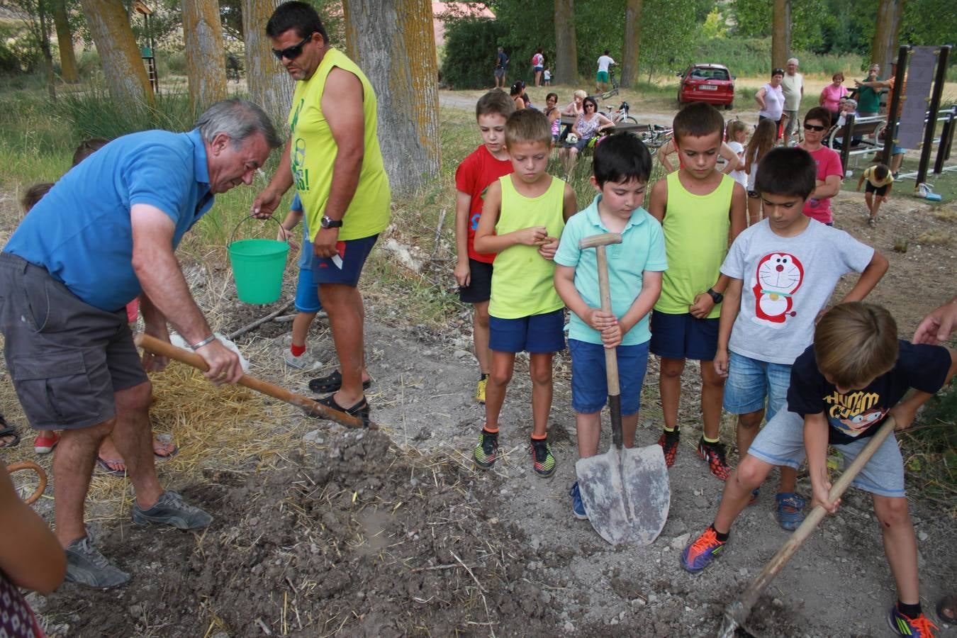 Taller de elaboración de adobes y juegos del ayer en la Semana Cultural de Cevico Navero (Palencia)